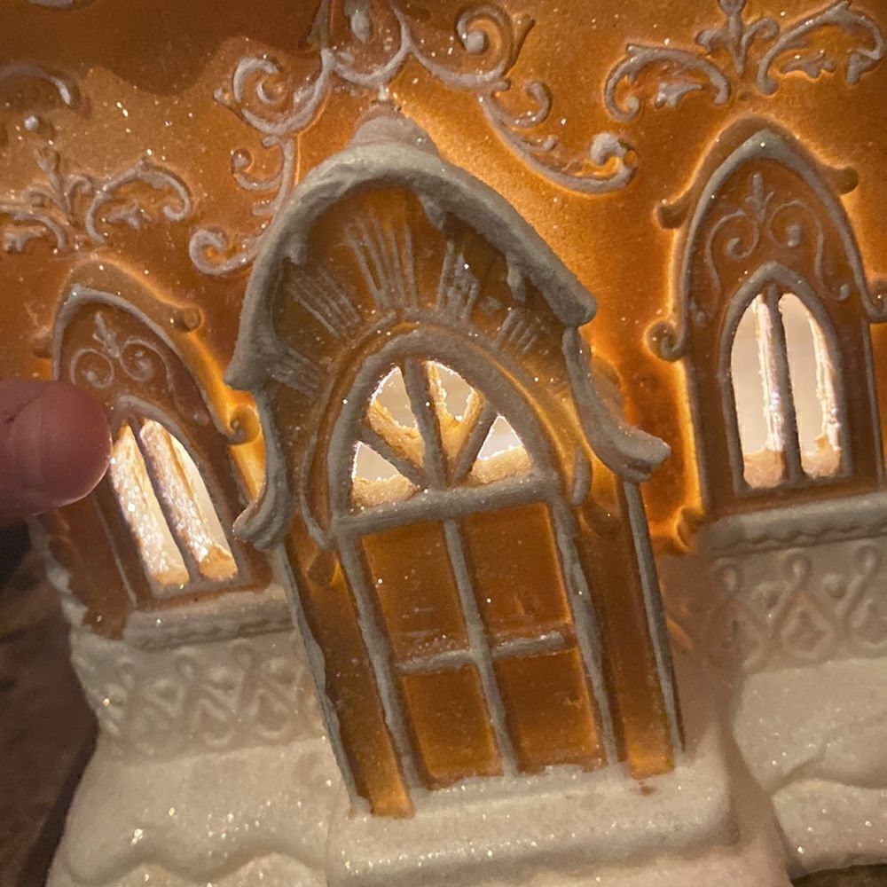 Gingerbread house- lights up! - Picture 11 of 16